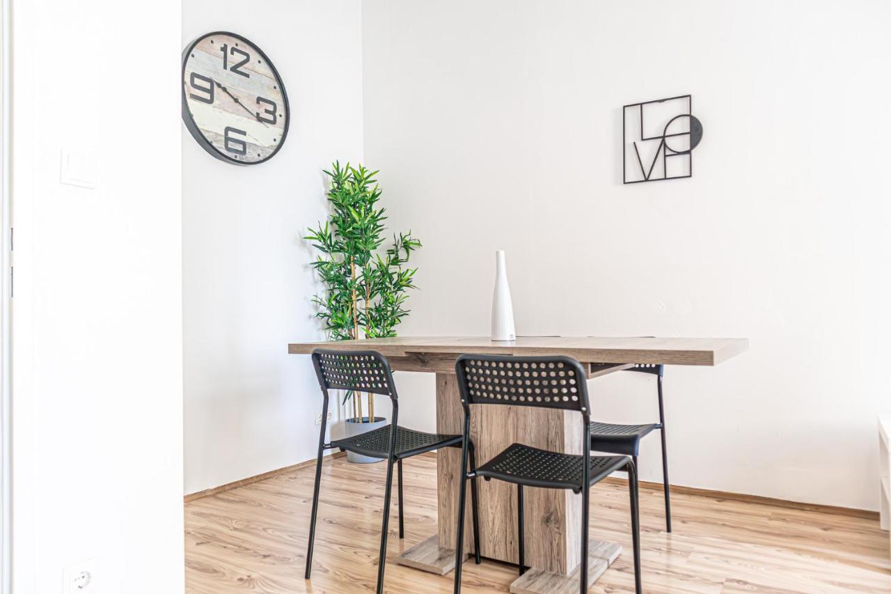 Apartment Attractive 1br And 1 Lr Comfortable Design, Great Location Vienna